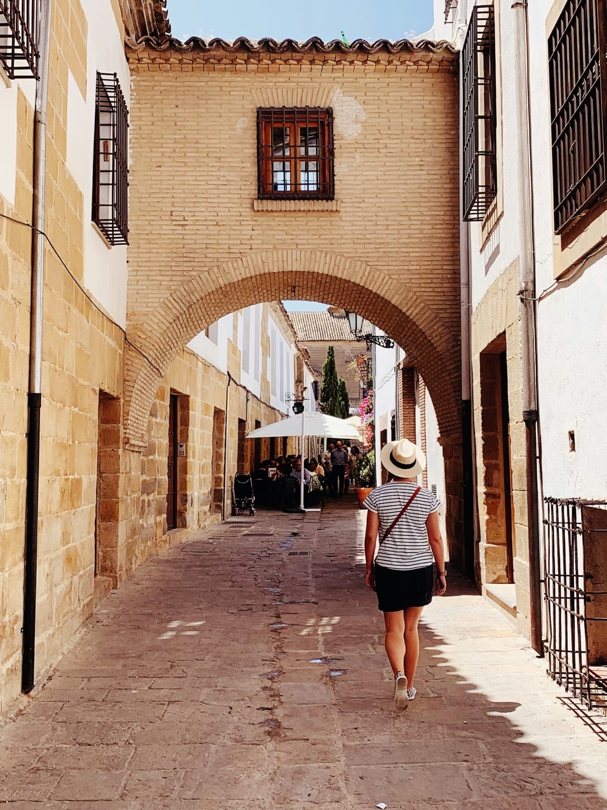 Mujer paseando por el casco antiguo de un pueblo andaluz